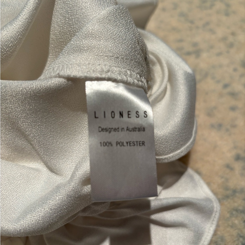 LIONESS small White Ruffled Crop Top tie front, puffy sleeves - Picture 7 of 8